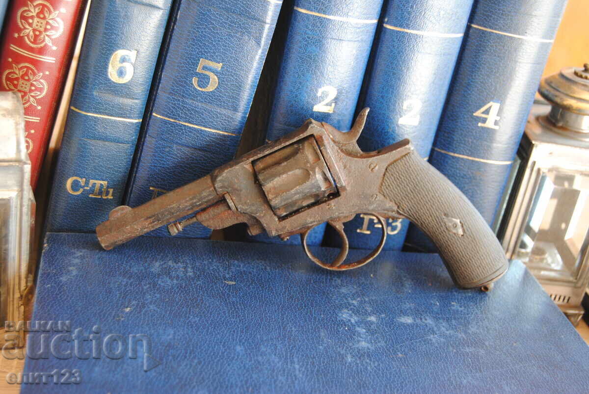 Licitație Un revolver vechi Licitație Un revolver vechi