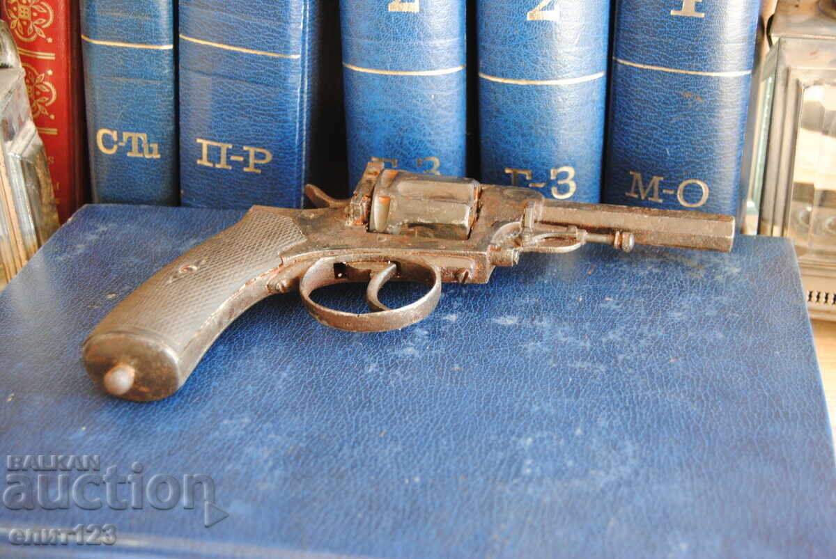 Livrarea Un revolver vechi Livrarea Un revolver vechi