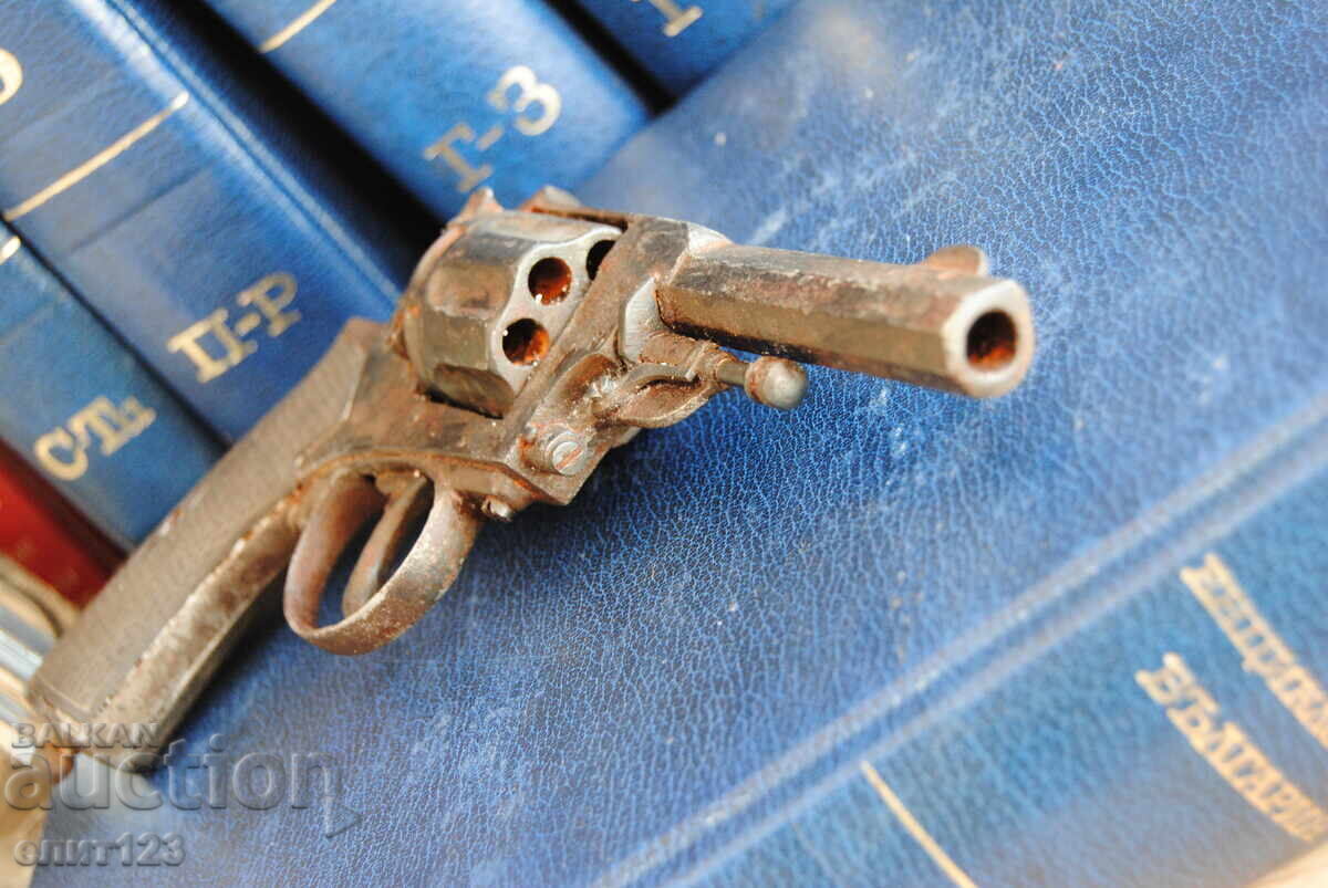 Un revolver vechi Un revolver vechi