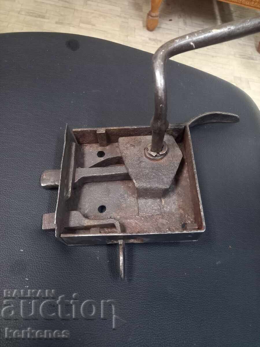 Μασίφ κλειδαριά πόρτας του 19ου αιώνα με τιμή 100.00 BGN | € 51.13