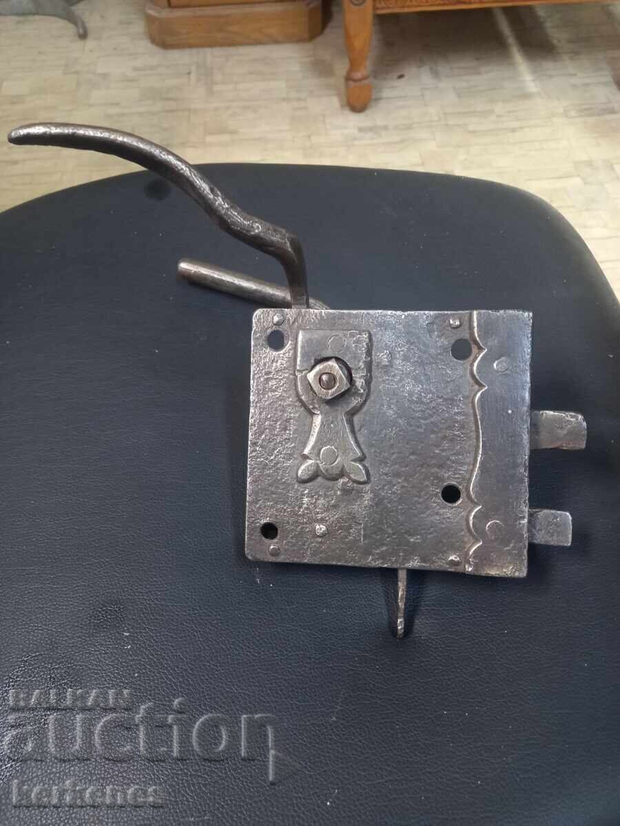 Μασίφ κλειδαριά πόρτας του 19ου αιώνα