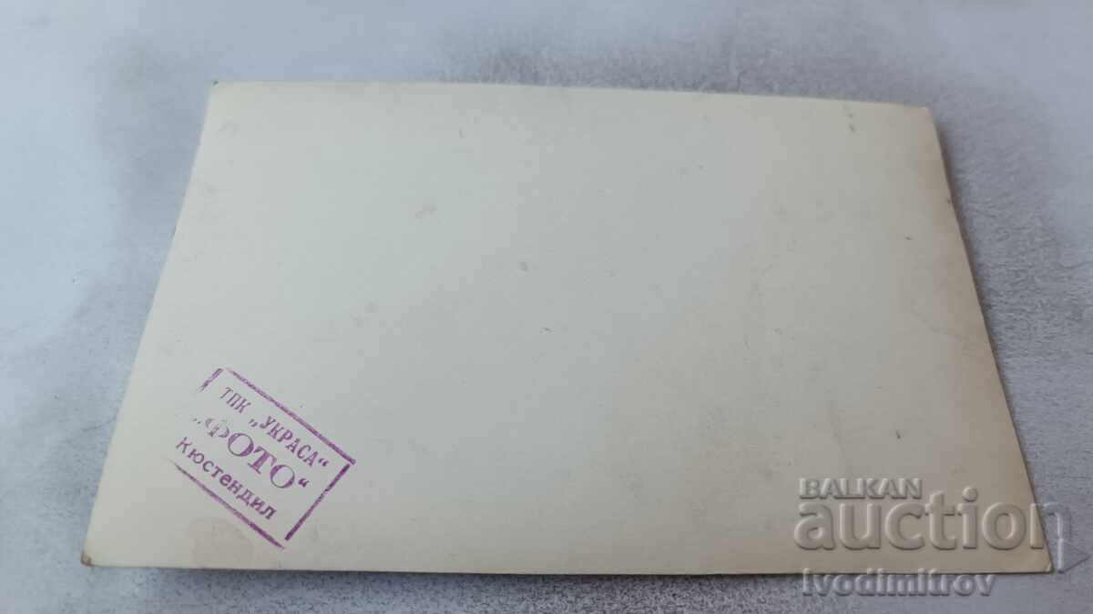 Φωτογραφία Κιουστεντίλ Άνδρες και γυναίκες μπροστά από διοικητικό κτίριο με τιμή 1.85 BGN | € 0.95