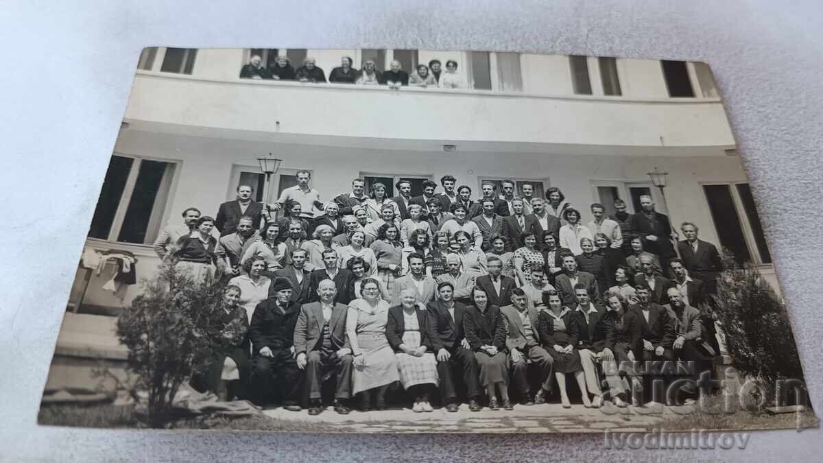 Φωτογραφία Κιουστεντίλ Άνδρες και γυναίκες μπροστά από διοικητικό κτίριο