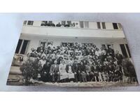 Fotografie Kyustendil Bărbați și femei în fața clădirii administrative