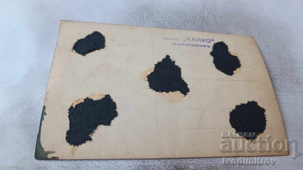 Φωτογραφία Νέοι άνδρες και γυναίκες με αποκριάτικες στολές με τιμή 1.85 BGN | € 0.95 Φωτογραφία Νέοι άνδρες και γυναίκες με αποκριάτικες στολές με τιμή 1.85 BGN | € 0.95