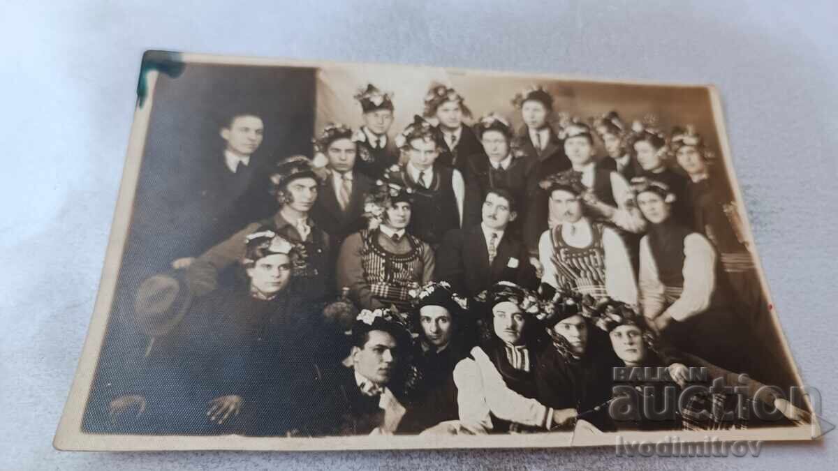 Φωτογραφία Νέοι άνδρες και γυναίκες με αποκριάτικες στολές Φωτογραφία Νέοι άνδρες και γυναίκες με αποκριάτικες στολές