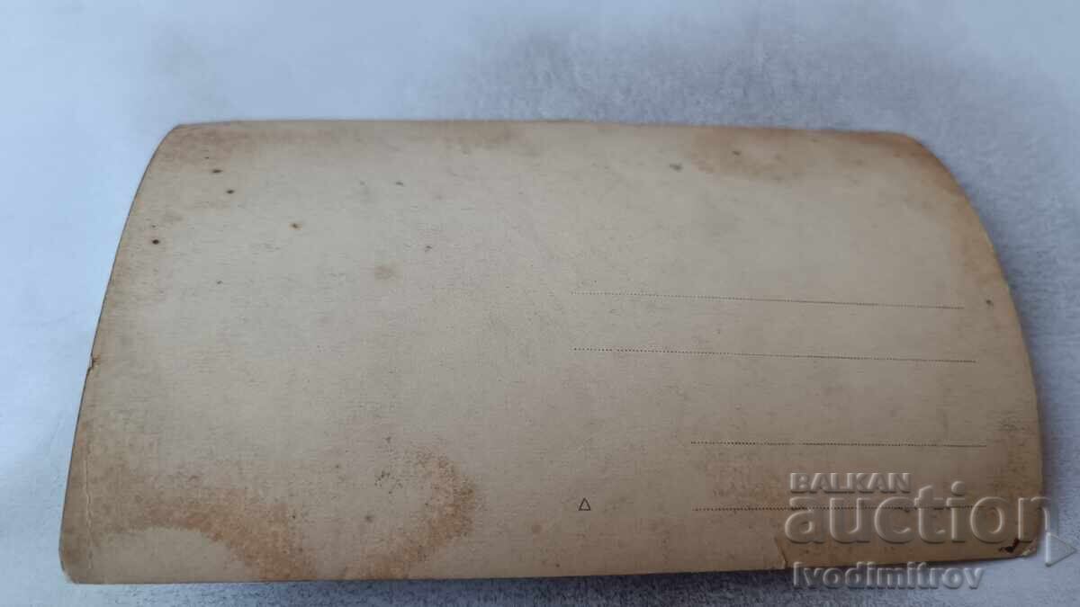 Снимка Жени и деца в двора на къща с цена 2.25 лв. | € 1.15