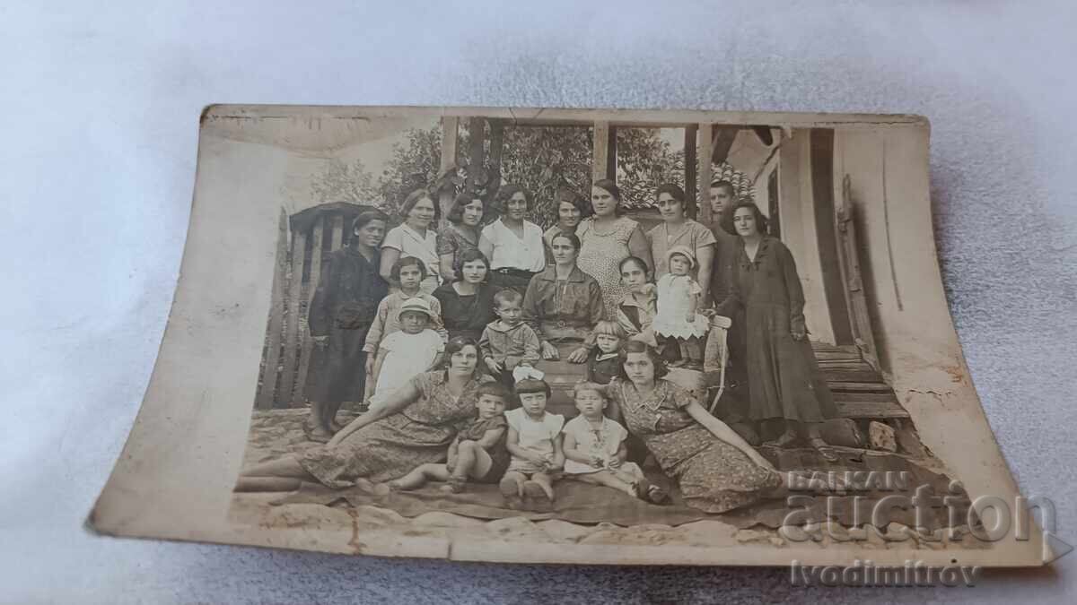 Снимка Жени и деца в двора на къща