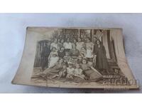 Foto Femei și copii în curtea unei case