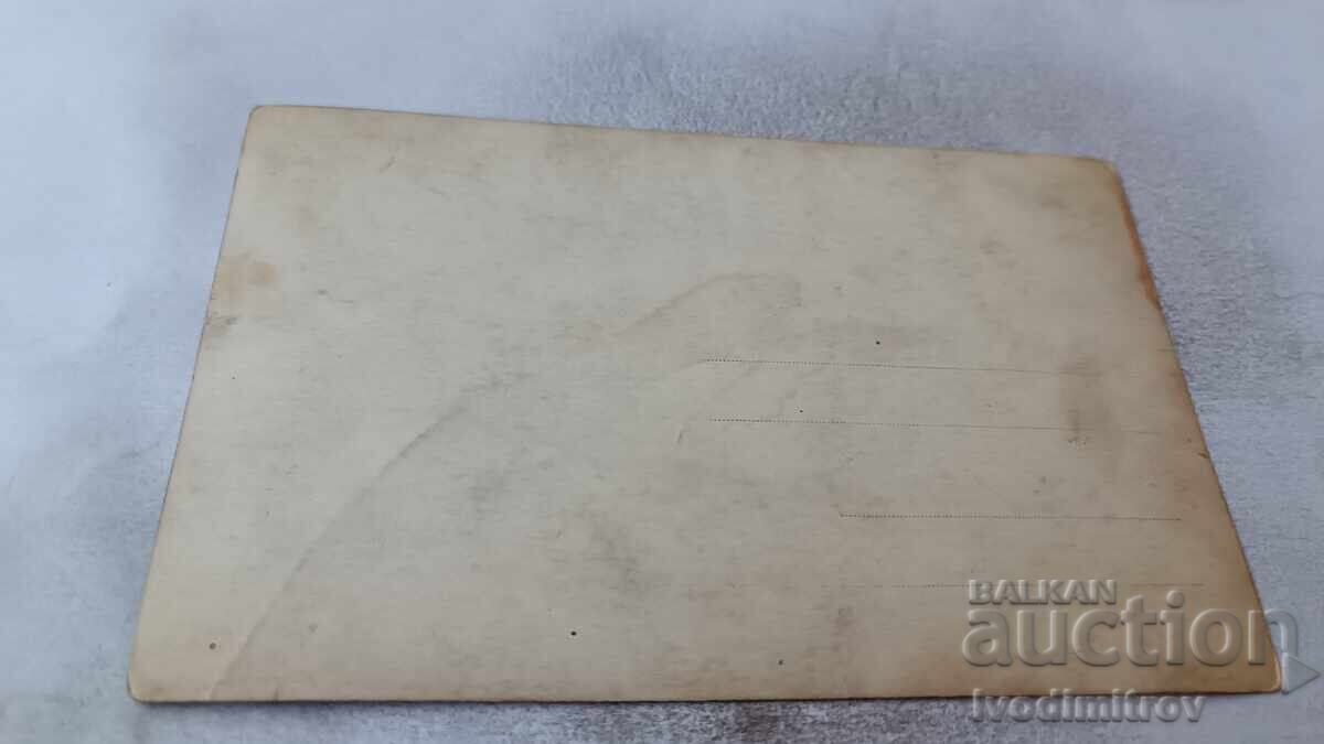 Снимка Мъже деца и куче в двора на къща с цена 1.85 лв. | € 0.95