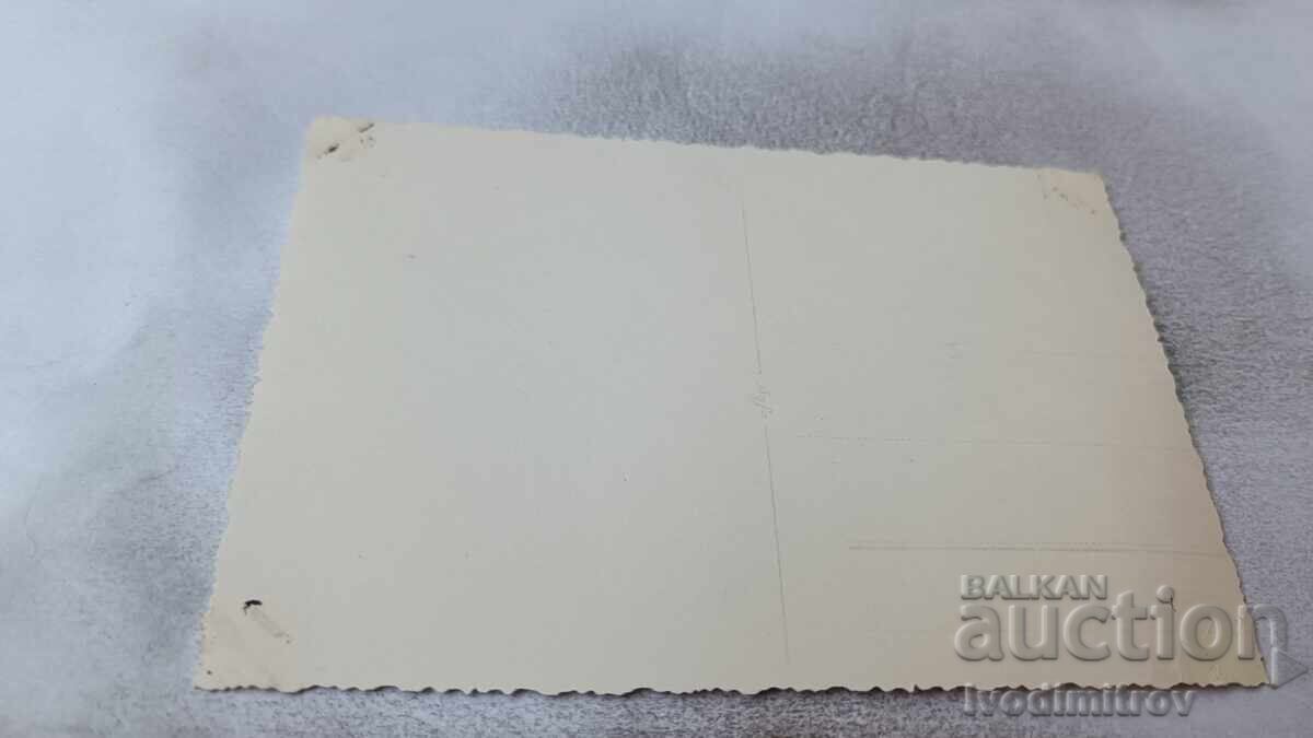 Fotografie: Tânăra pe faleza cu preț 2.25 BGN | € 1.15