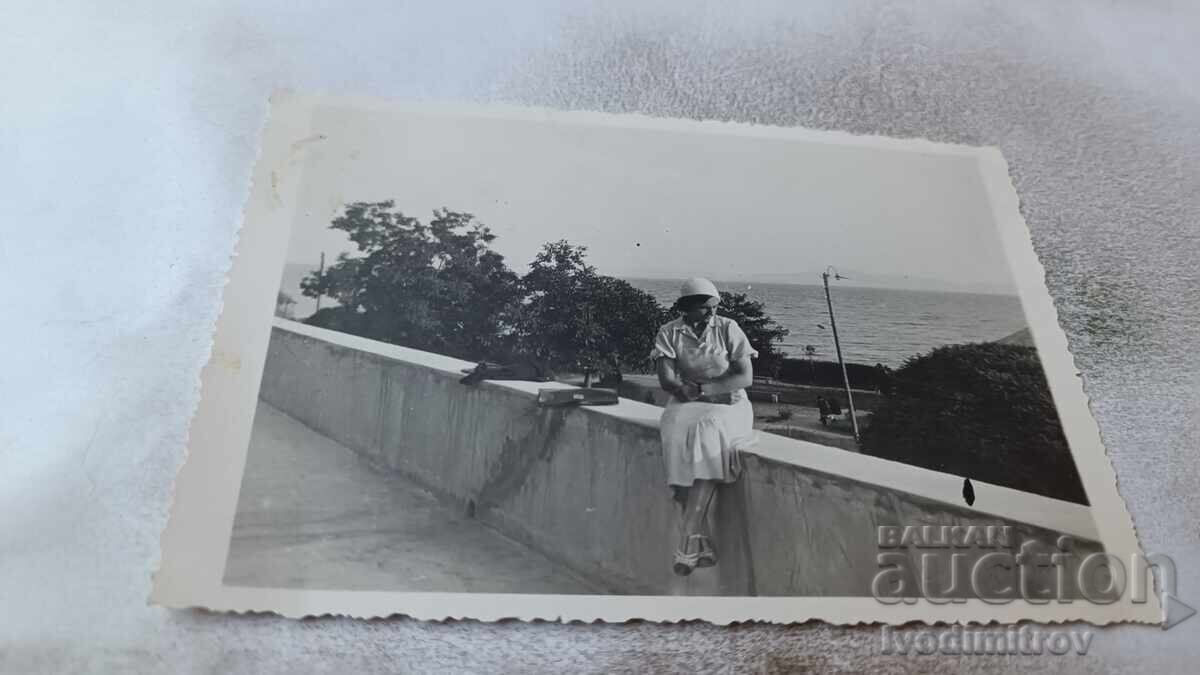 Fotografie: Tânăra pe faleza