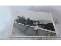 Fotografie: Tânăra pe faleza