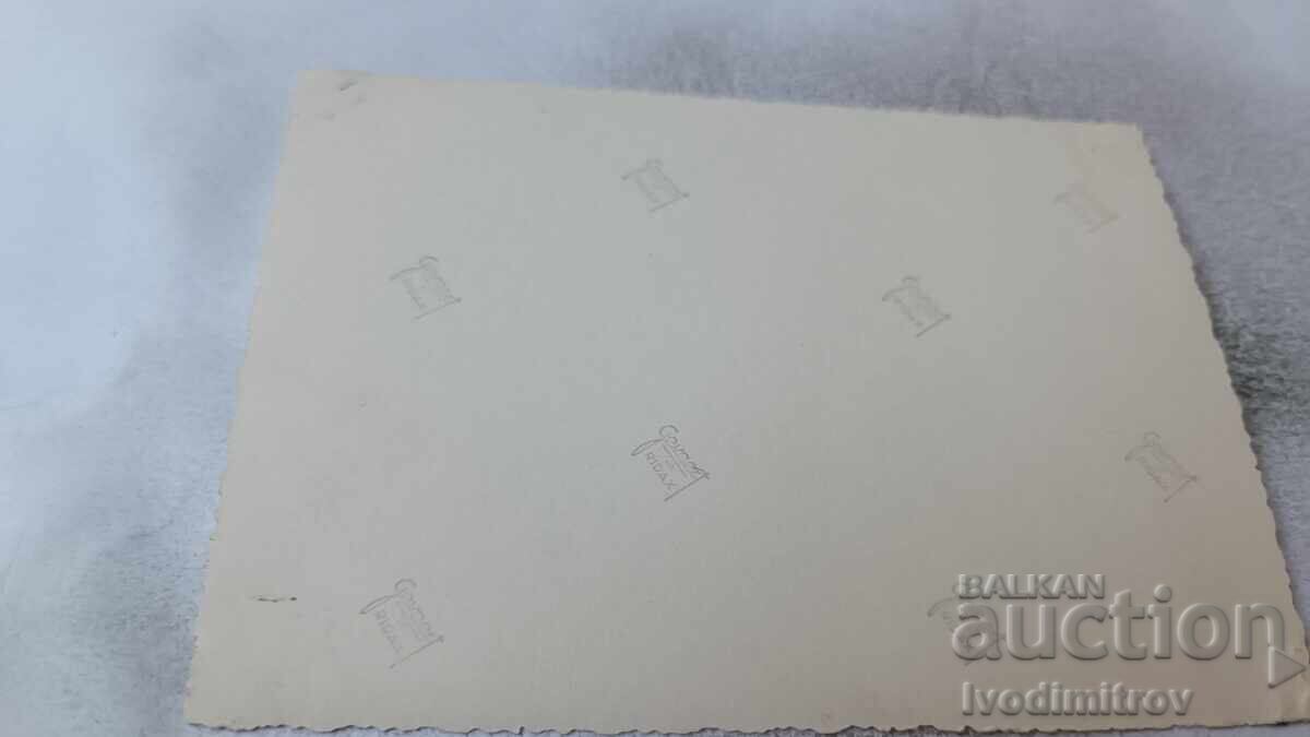 Φωτογραφία Αξιωματικών ανδρών και γυναικών μπροστά από ορεινό καταφύγιο με τιμή 2.65 BGN | € 1.35 Φωτογραφία Αξιωματικών ανδρών και γυναικών μπροστά από ορεινό καταφύγιο με τιμή 2.65 BGN | € 1.35