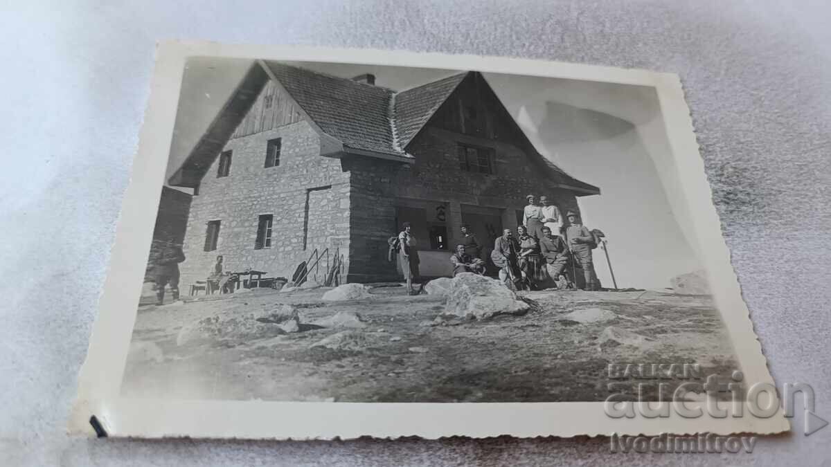 Φωτογραφία Αξιωματικών ανδρών και γυναικών μπροστά από ορεινό καταφύγιο Φωτογραφία Αξιωματικών ανδρών και γυναικών μπροστά από ορεινό καταφύγιο