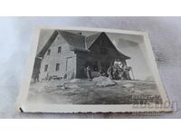 Fotografie Ofițeri bărbați și femei în fața unei cabane la munte