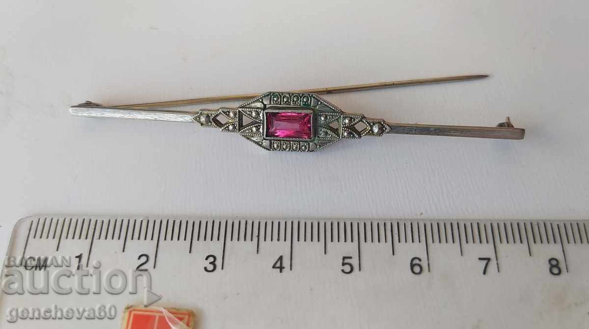 Broșă antică din argint cu marcasite și piatră roșie cu preț 70.00 BGN | € 35.79