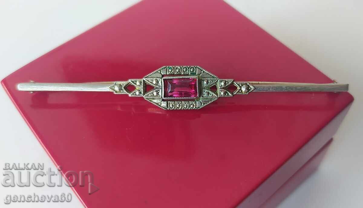 Broșă veche de argint cu marcasite, piatră roșie