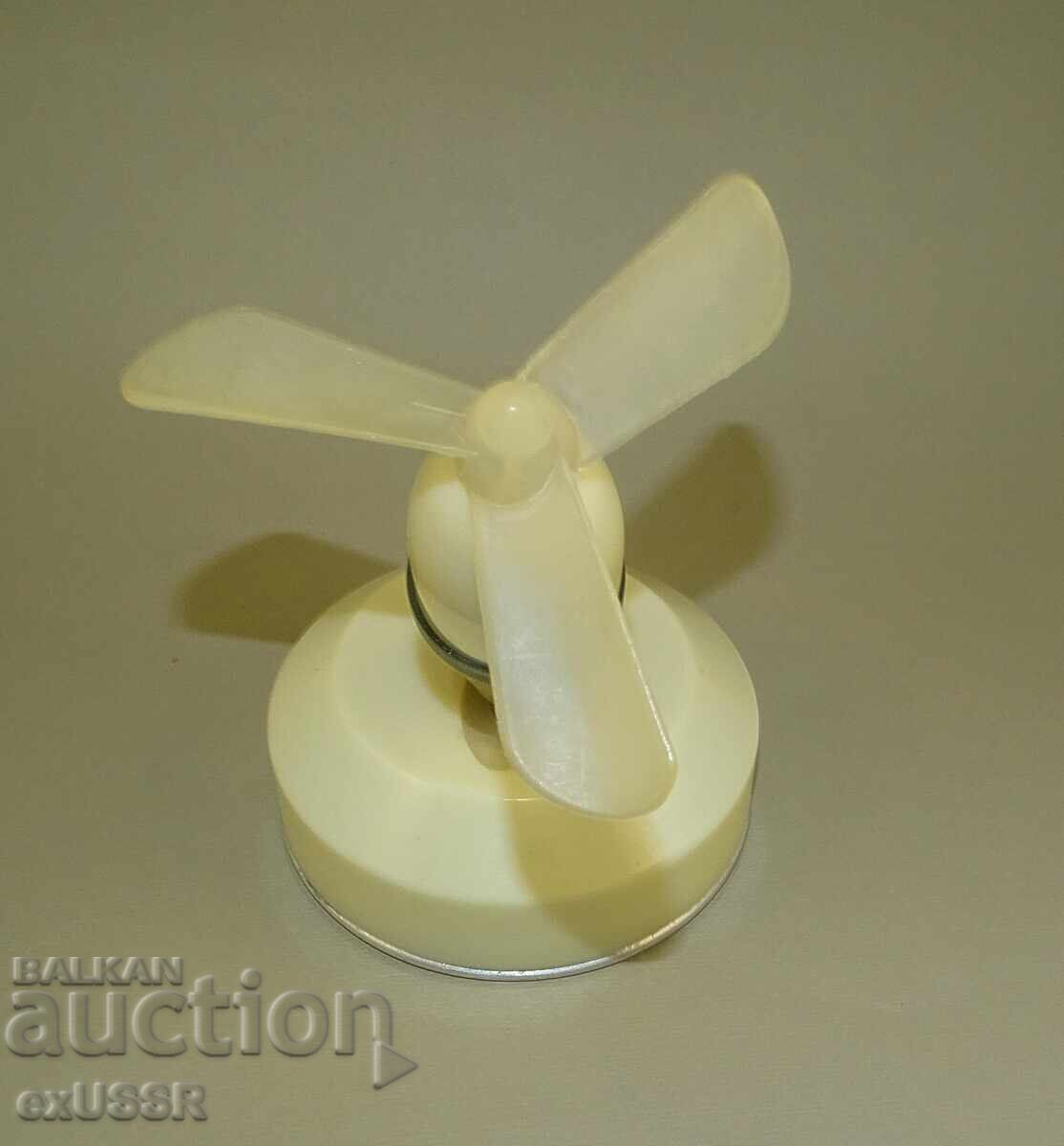 Livrarea Vechi ventilator polonez mic cu baterie portabil, bachelit
