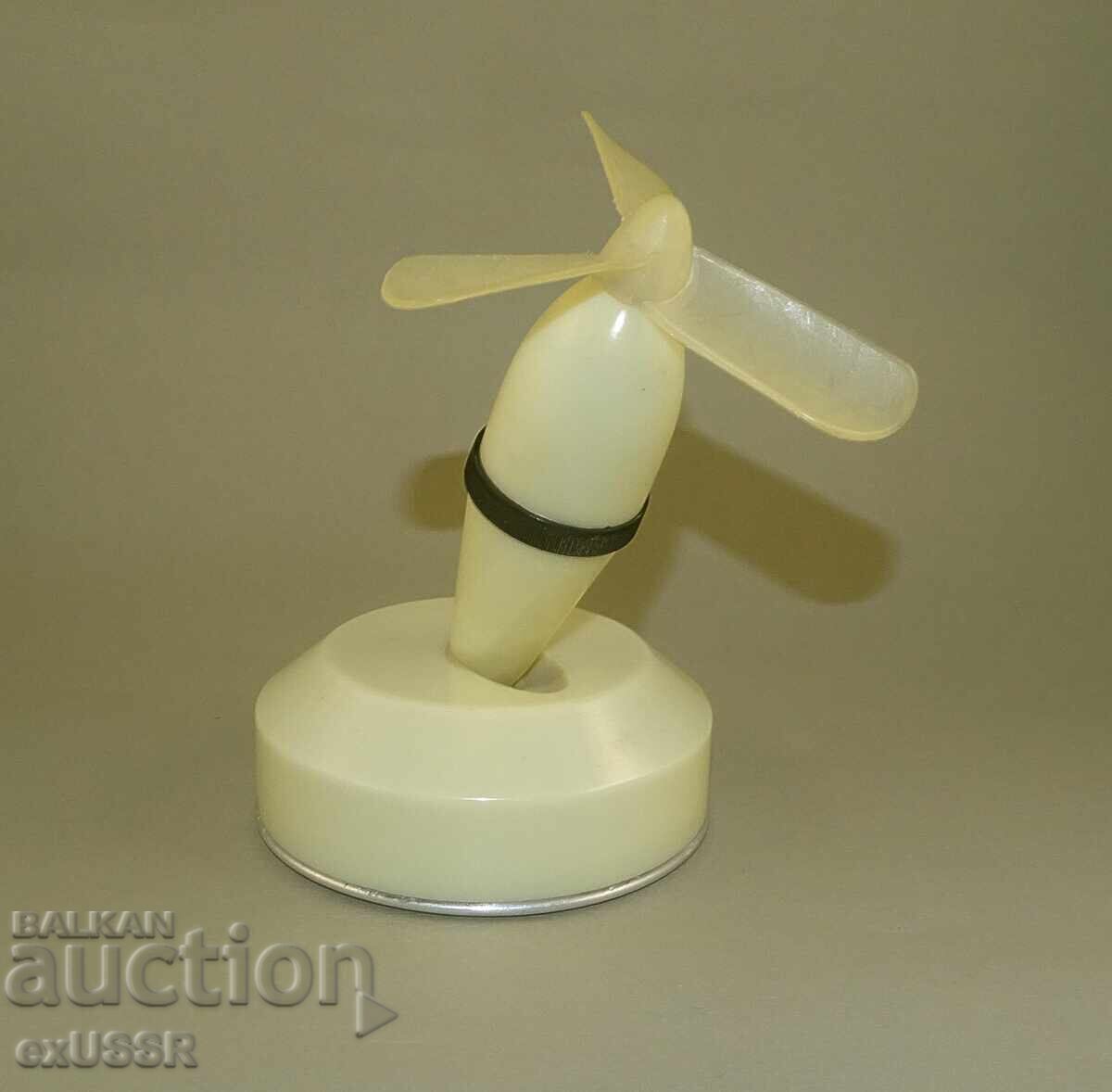 Vechi ventilator polonez mic cu baterie portabil, bachelit
