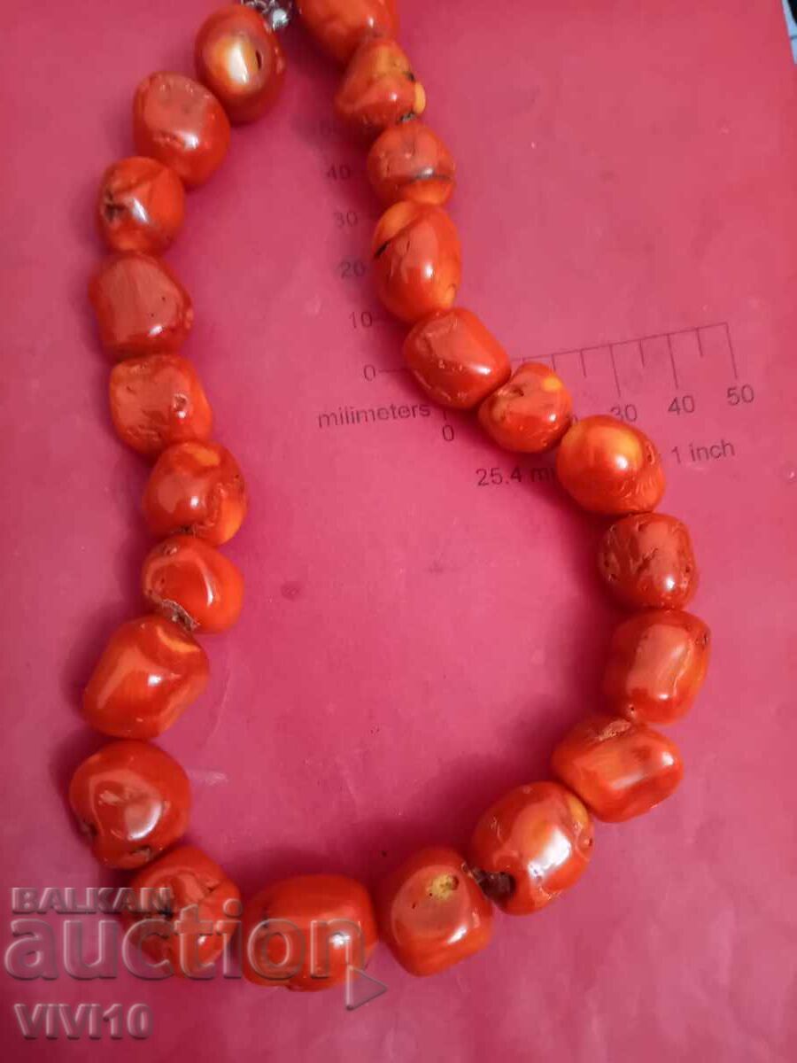 Colier vechi de coral cu chihlimbar