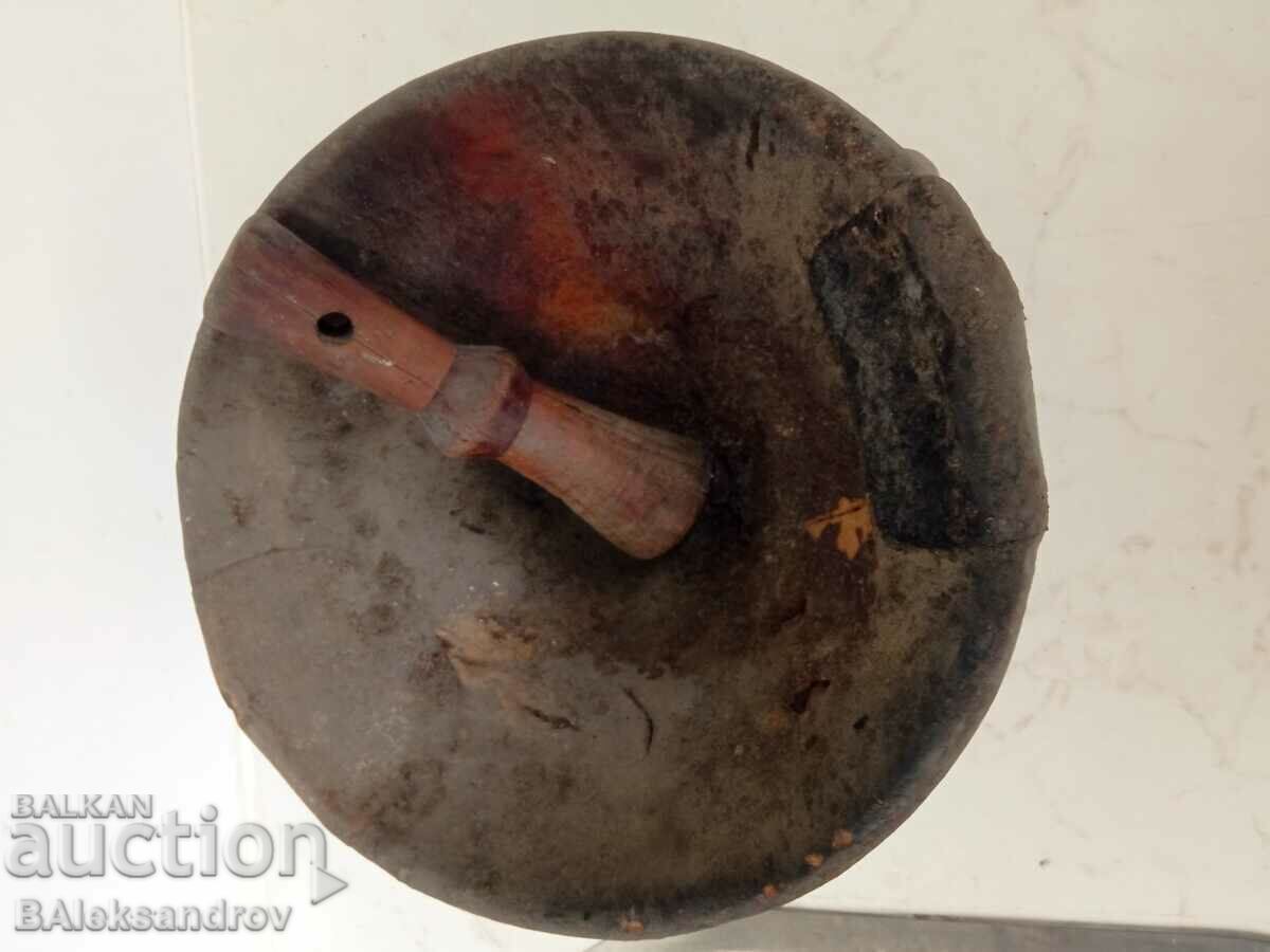 Аукцион Стара дървена купа с чукало Аукцион Стара дървена купа с чукало