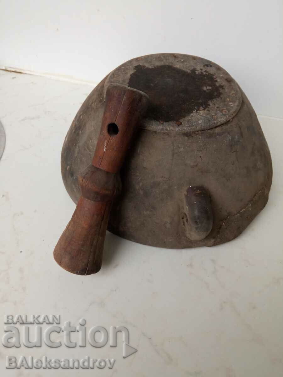 Доставка на Стара дървена купа с чукало Доставка на Стара дървена купа с чукало