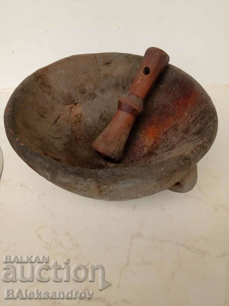 Стара дървена купа с чукало Стара дървена купа с чукало