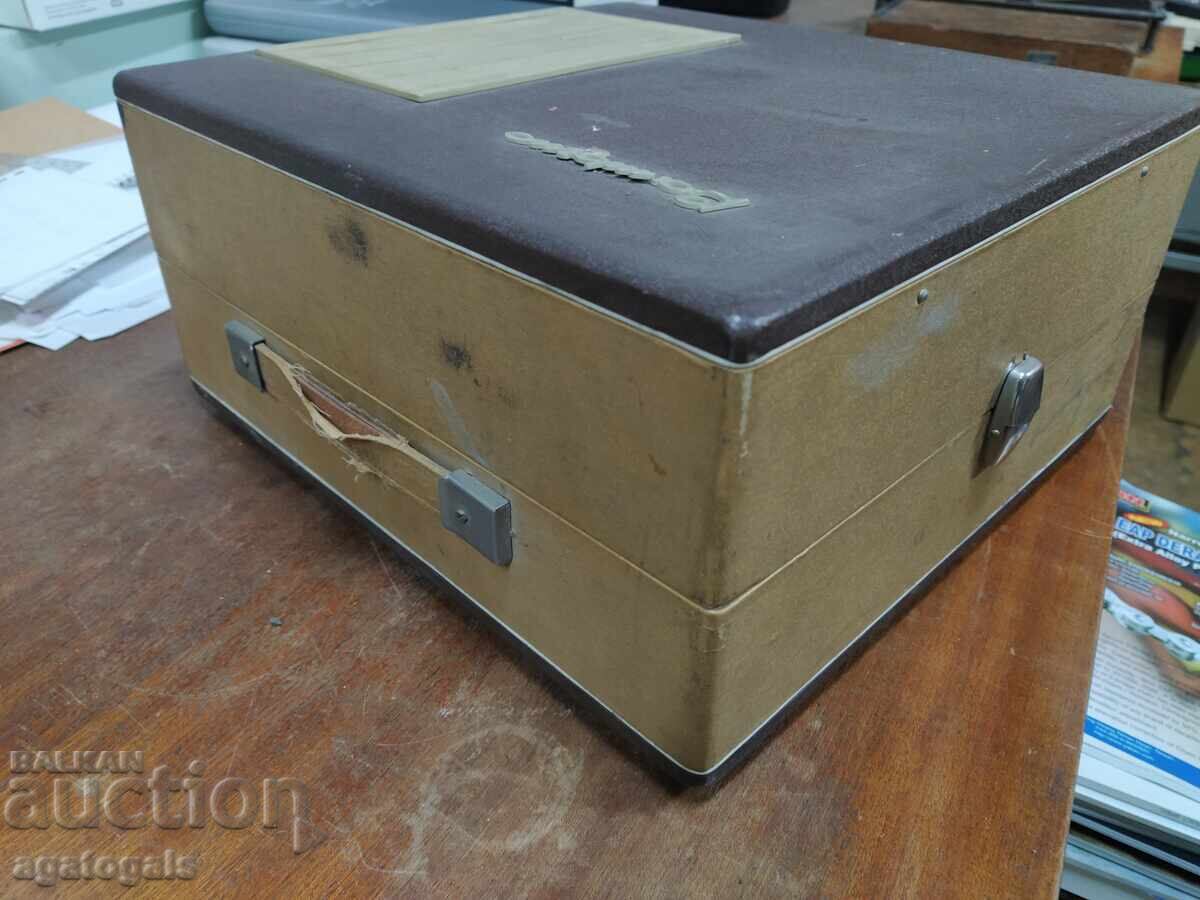 Gramofon vechi Bambino (probabil defect) cu preț 8.40 BGN | € 4.29 Gramofon vechi Bambino (probabil defect) cu preț 8.40 BGN | € 4.29