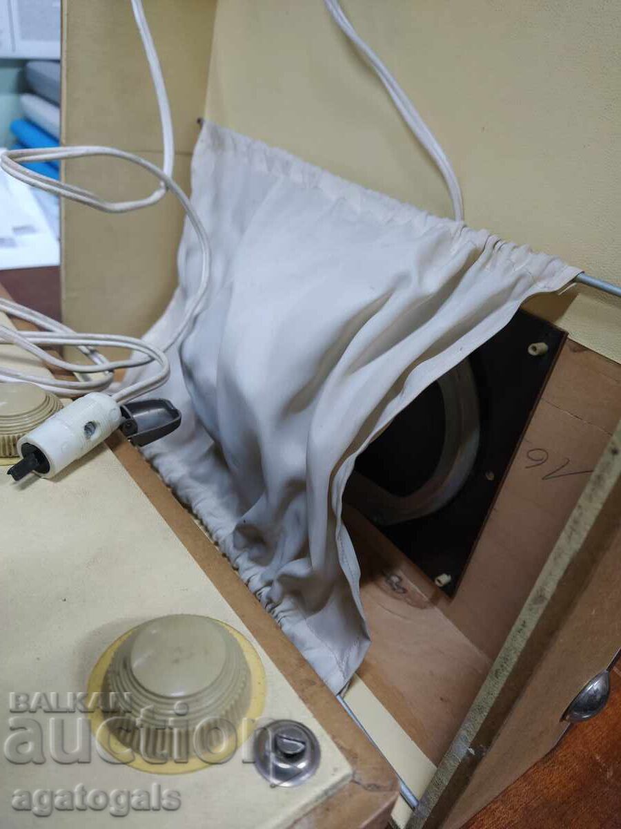 Livrarea Gramofon vechi Bambino (probabil defect) Livrarea Gramofon vechi Bambino (probabil defect)