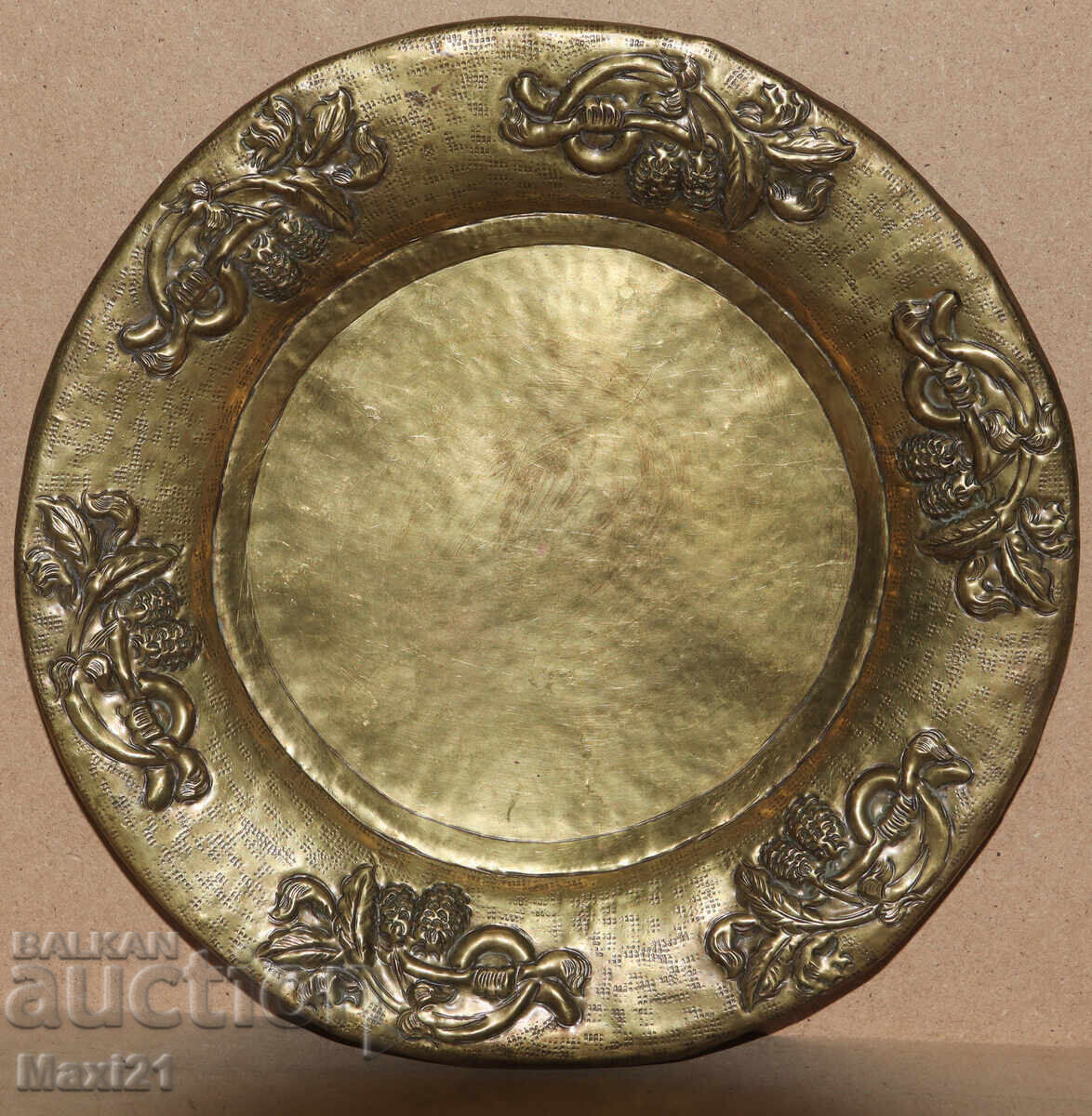 Παλαιό χειροποίητο ορειχάλκινο διακοσμητικό πιάτο με τιμή 250.00 BGN | € 127.82