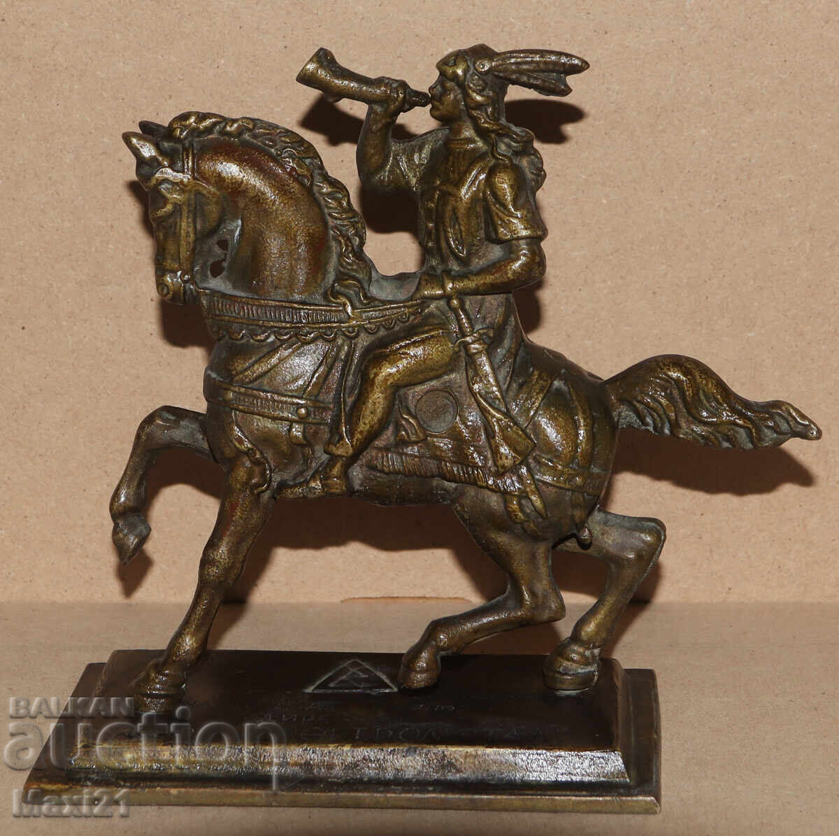 Sculptură metalică grea călăreț cu corn cu preț 300.00 BGN | € 153.39 Sculptură metalică grea călăreț cu corn cu preț 300.00 BGN | € 153.39