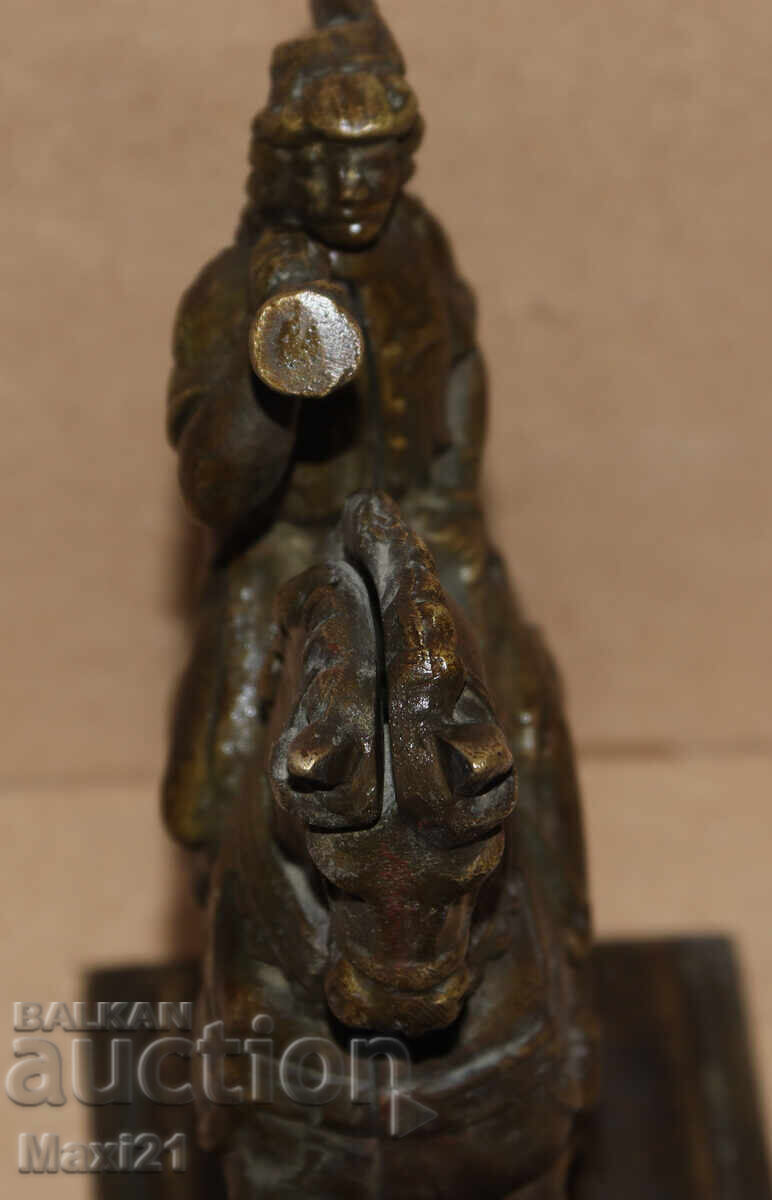Livrarea Sculptură metalică grea călăreț cu corn Livrarea Sculptură metalică grea călăreț cu corn