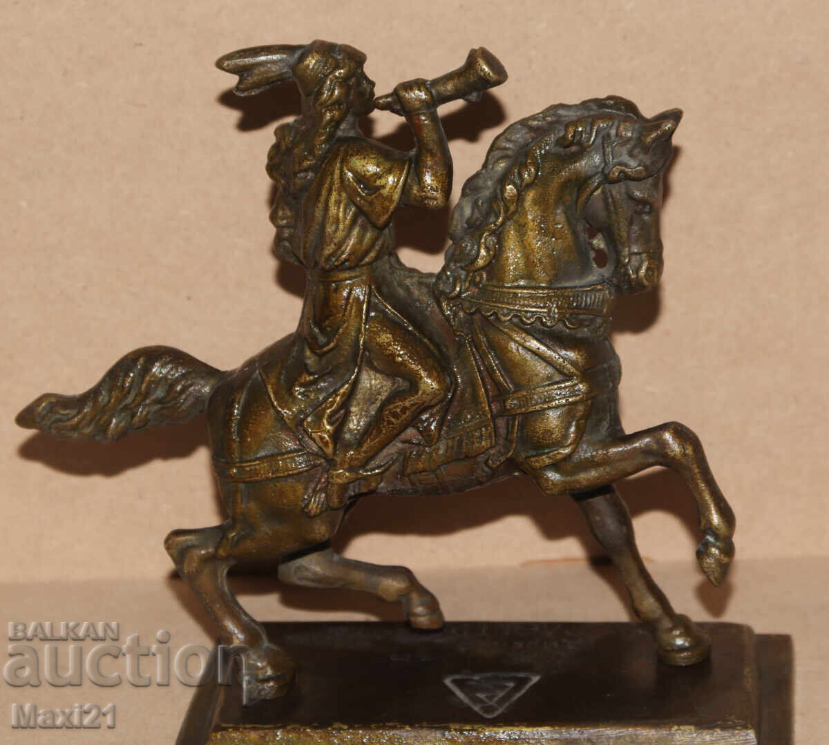 Sculptură metalică grea călăreț cu corn - 5 Sculptură metalică grea călăreț cu corn - 5