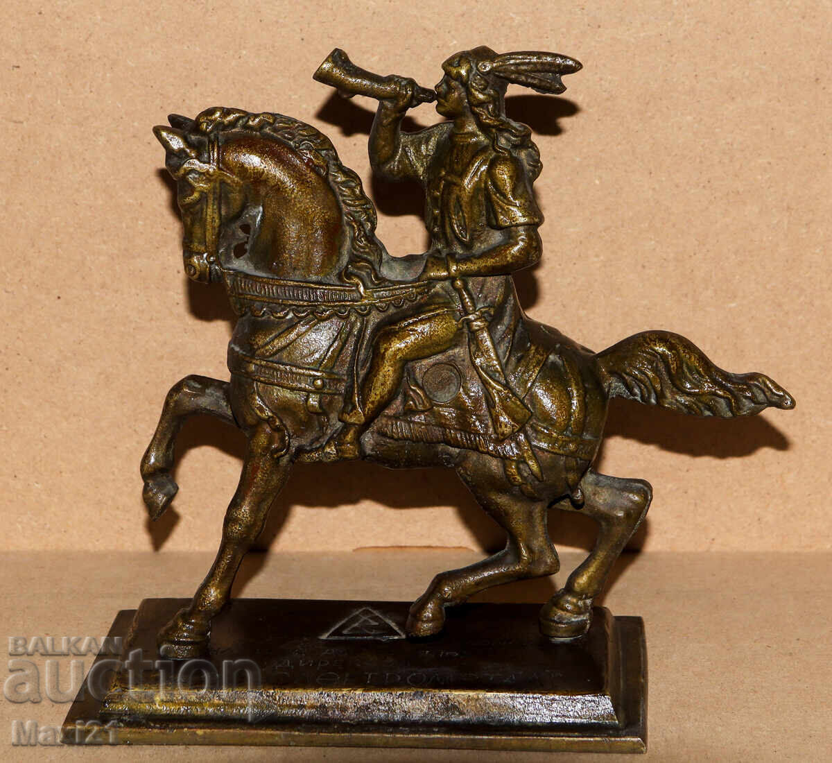 Sculptură metalică grea călăreț cu corn Sculptură metalică grea călăreț cu corn