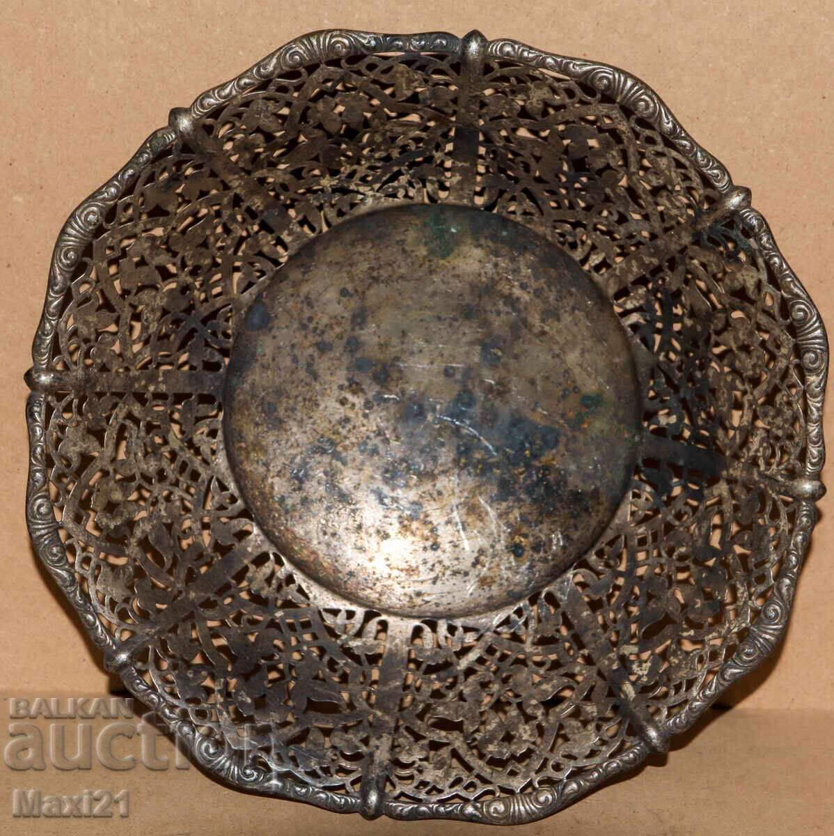 Veche fructieră argintată cu preț 260.00 BGN | € 132.94