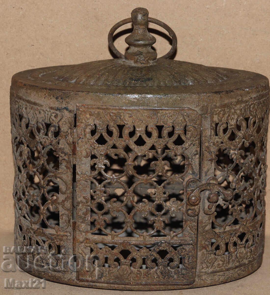 Felinar vechi din fier forjat manual pentru lumânare cu preț 200.00 BGN | € 102.26