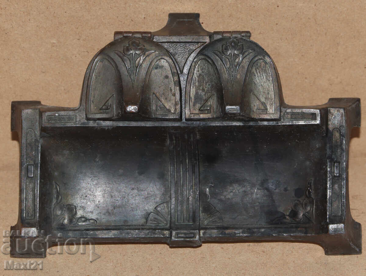 Antique bronze inkwell with price 150.00 BGN | € 76.69 Antique bronze inkwell with price 150.00 BGN | € 76.69
