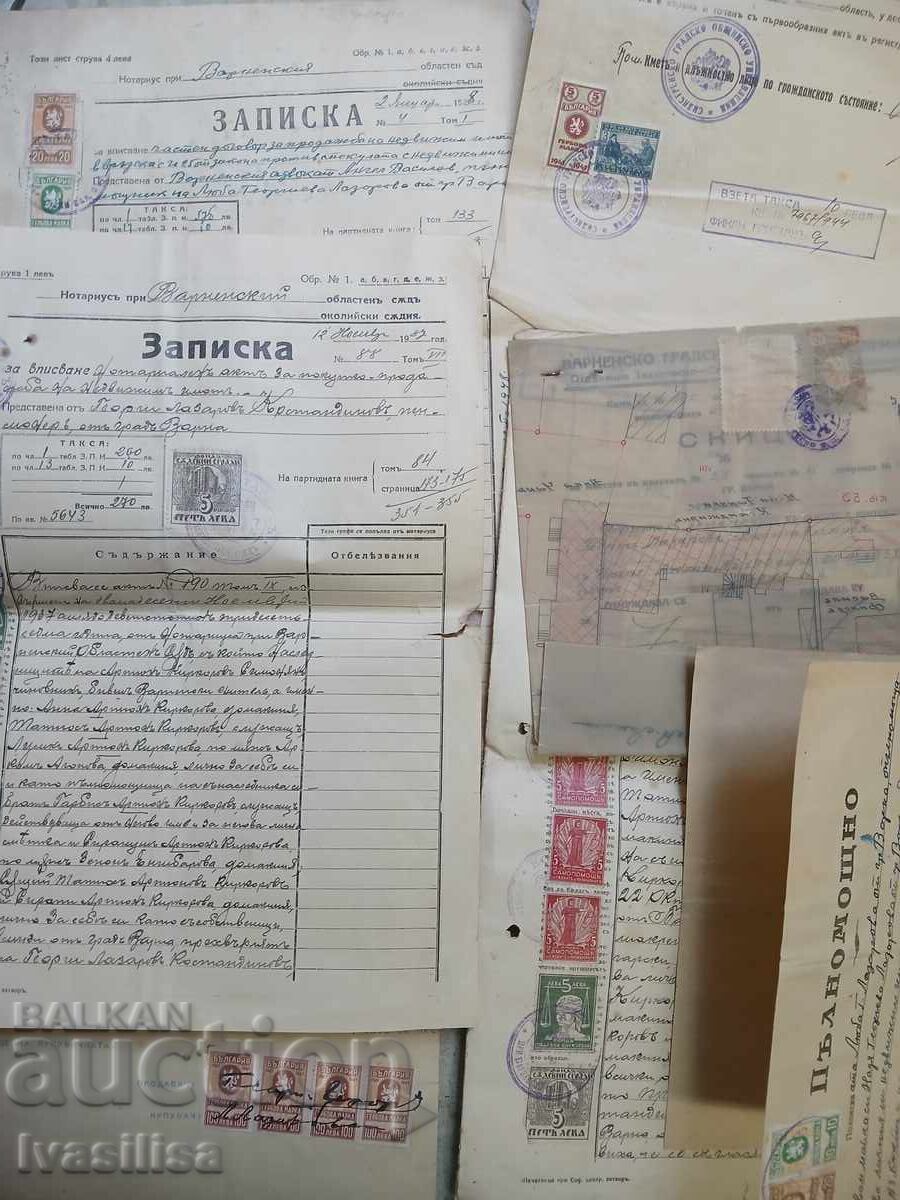 Πολλά παλιά έγγραφα με πολλές σφραγίδες