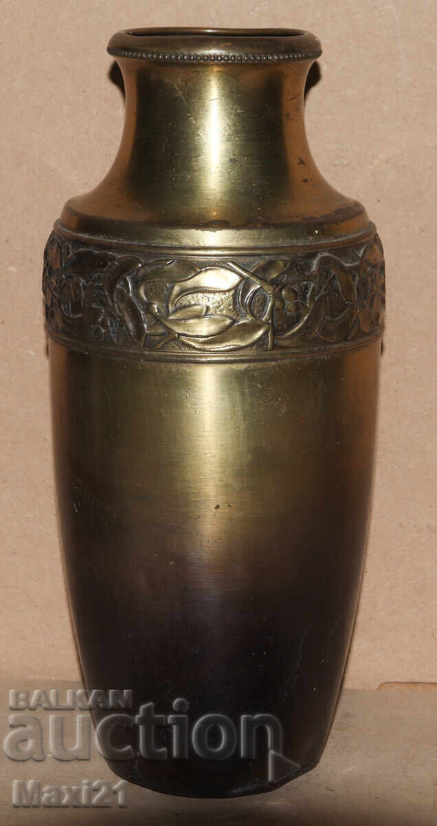 Παλιό μεταλλικό βάζο με παραστατικά μοτίβα με τιμή 250.00 BGN | € 127.82