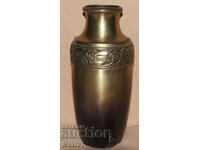 Vază metalică veche cu motive figurative