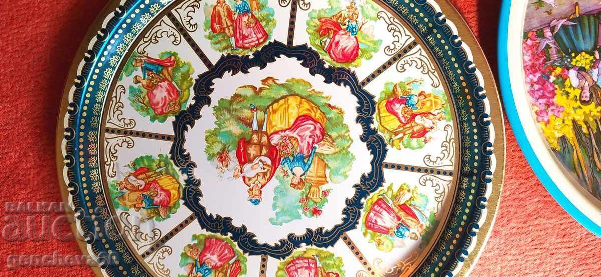 Παράδοση Μεταλλικός δίσκος - δύο δίσκοι σερβιρίσματος Παράδοση Μεταλλικός δίσκος - δύο δίσκοι σερβιρίσματος