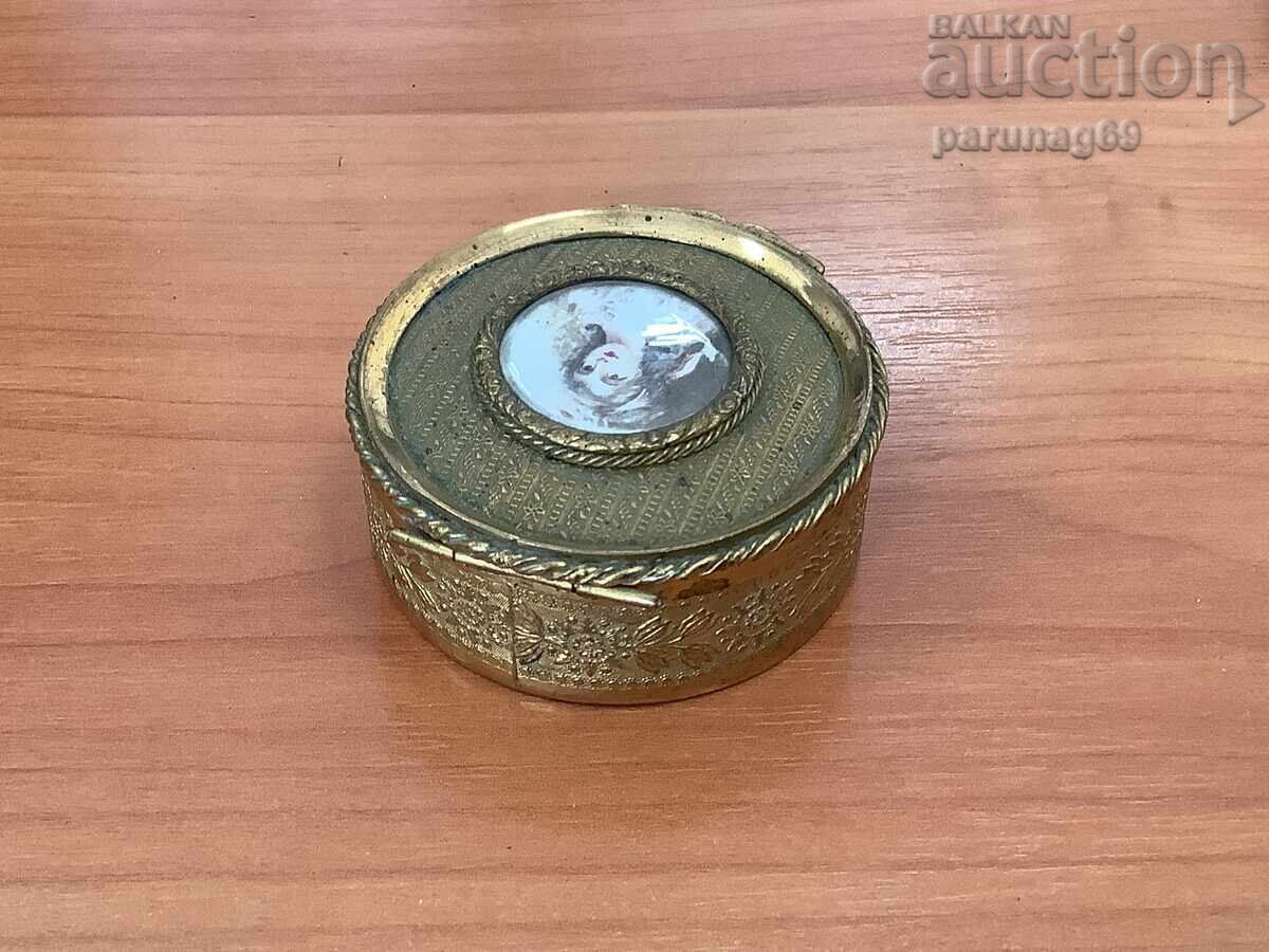 Кутийка за бижута - около 1850 - 1900 година с цена € 85.00 | 166.25 лв.