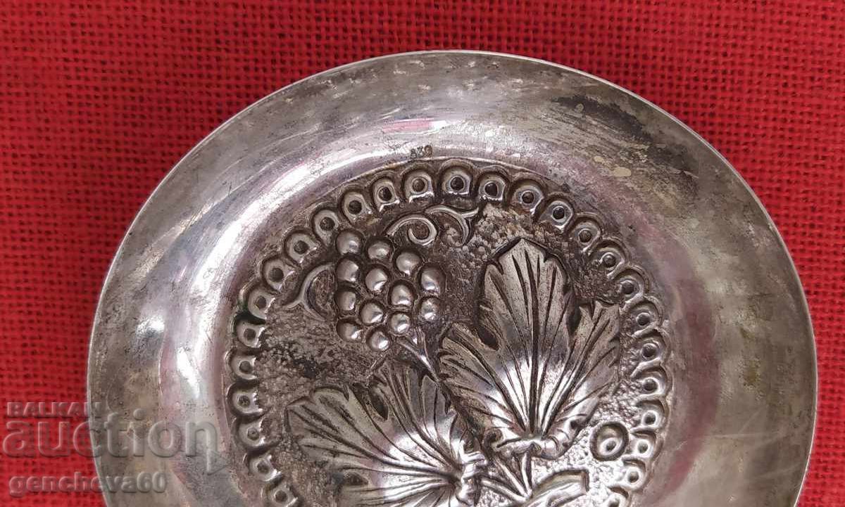Licitație Micul farfurioară veche de argint cu motive florale Licitație Micul farfurioară veche de argint cu motive florale