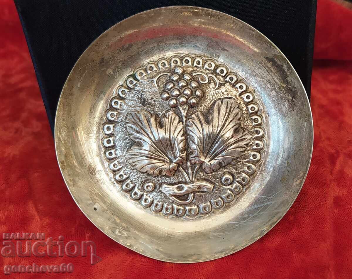 Micul farfurioară veche de argint cu motive florale Micul farfurioară veche de argint cu motive florale