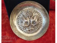 Micul farfurioară veche de argint cu motive florale