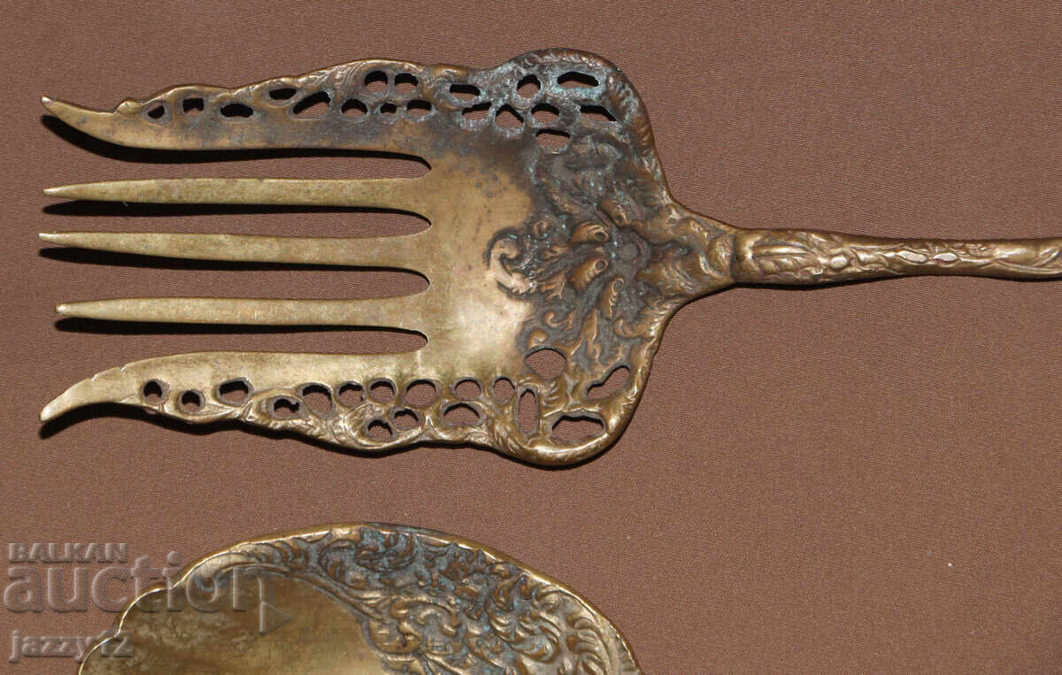 Delivery of Old bronze serving utensils