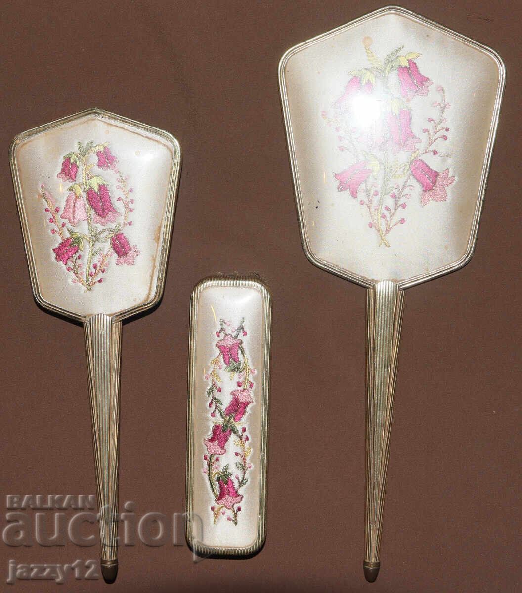 Стари месингови комплект декоративни две четки и огледало с цена 250.00 лв. | € 127.82 Стари месингови комплект декоративни две четки и огледало с цена 250.00 лв. | € 127.82