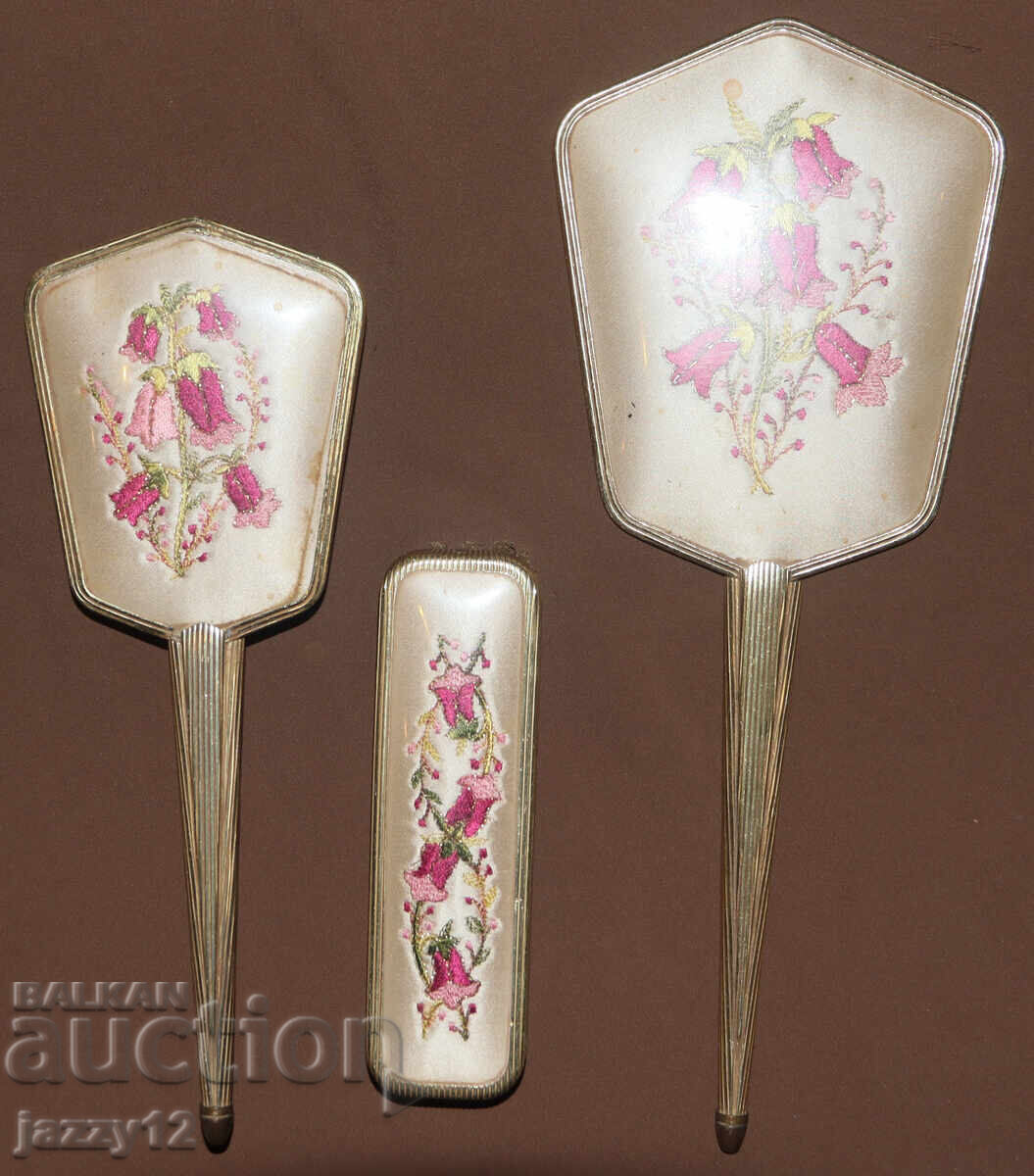 Аукцион Стари месингови комплект декоративни две четки и огледало Аукцион Стари месингови комплект декоративни две четки и огледало