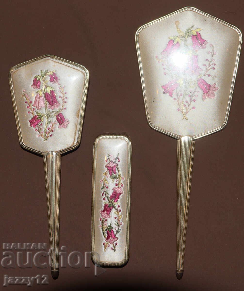 Стари месингови комплект декоративни две четки и огледало Стари месингови комплект декоративни две четки и огледало